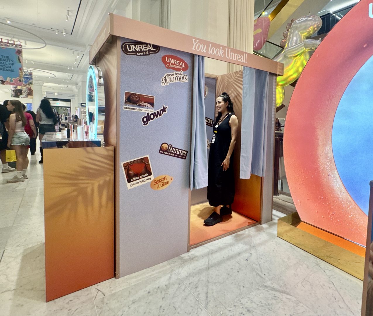 Enclosed_photo_booth_selfridges